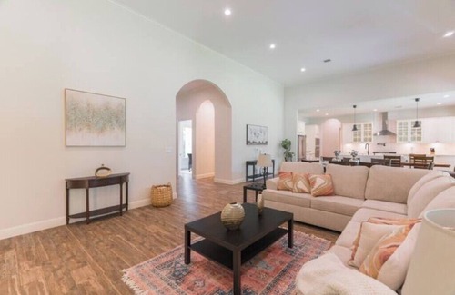 Tomball House | New 4bdr in Gated Comm + HUGE Summer Kitchen Area