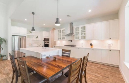 Tomball House | New 4bdr in Gated Comm + HUGE Summer Kitchen Area