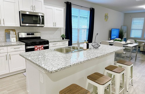 Crowley House | New 4BR Extended Stay Oasis – Pet Friendly Paradise
