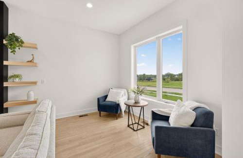 Waukee House | New 6BR house near Alice's Corridor amenities