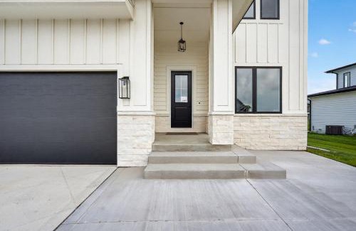 Waukee House | New 6BR house near Alice's Corridor amenities