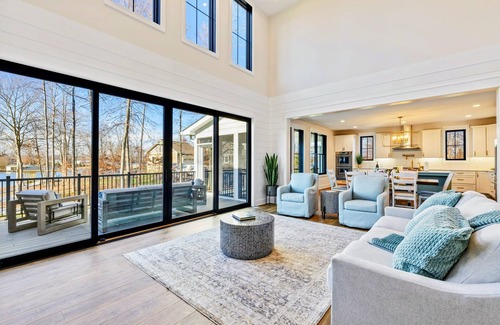 Bumpass House | NEW 6BR Lakefront Lake Anna Cove, Dock, Deck, Fun!