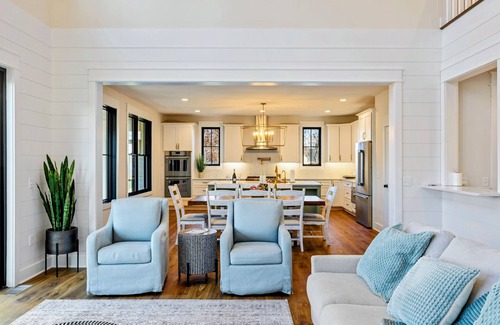 Bumpass House | NEW 6BR Lakefront Lake Anna Cove, Dock, Deck, Fun!