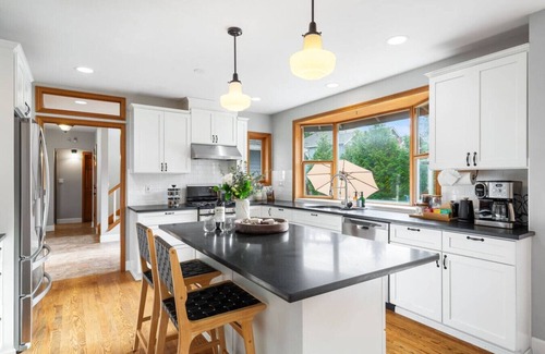 North Creek House | NEW 7BR Retreat |Sleeps 16| Theater, Gym, & More!