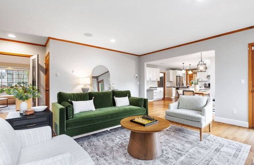 North Creek House | NEW 7BR Retreat |Sleeps 16| Theater, Gym, & More!