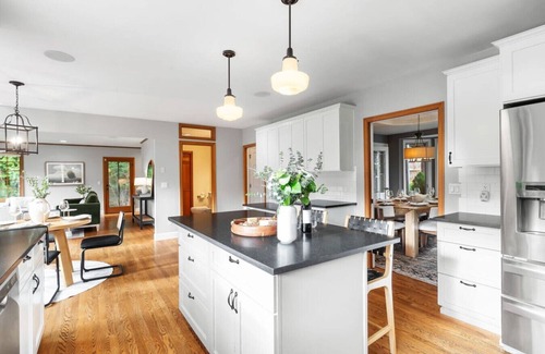 North Creek House | NEW 7BR Retreat |Sleeps 16| Theater, Gym, & More!