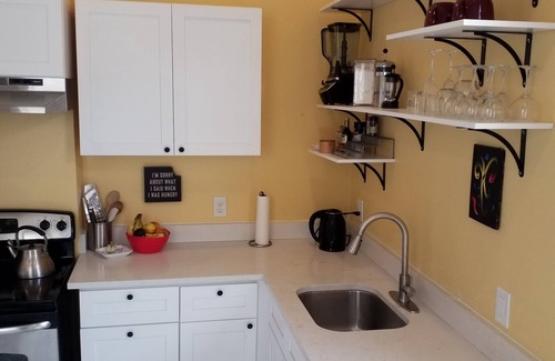 Broadmoor Apartment | New apt in center of New Orleans! Great location for travel nurse/professionals!