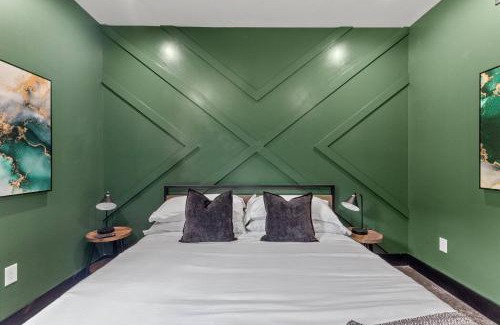 Stanton House | New Barn/King Beds/Hot Tub/Spacious Level Parking
