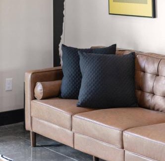 Stanton House | New Barn/King Beds/Hot Tub/Spacious Level Parking