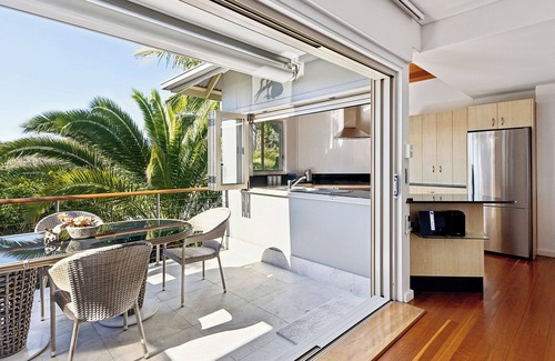Angourie Villa | NEW Beachside Treehouse Villa! Park, Blue pool & Beach Access A/C, WiFi, bbq +
