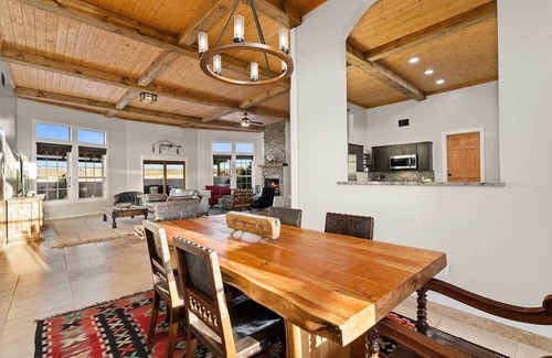 Canoncito House | *NEW* Beautiful High End Home 20 min from Plaza