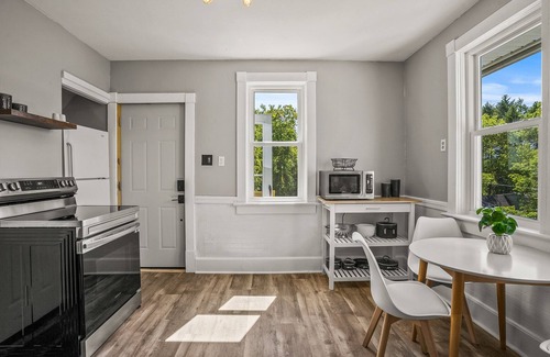 Port Washington Apartment | ⭐️New | Beautifully Remodeled | Walk to the Lake ⚓️