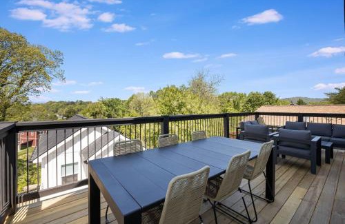 Kenilworth House | New Biltmore Village 5 Bedroom Home, 2 Decks, Mtn Views