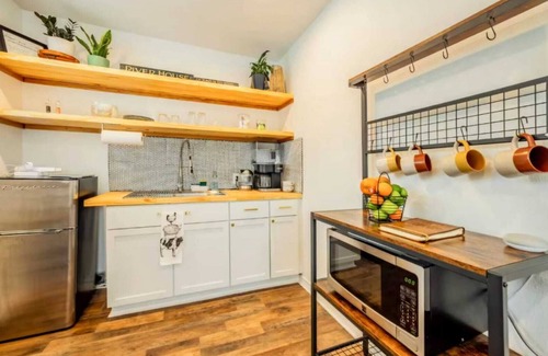 New Braunfels House | New Braunfels - River Bungalow Near Comal Tubing & Schlitterbahn + Lux Tub