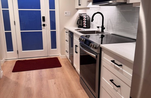 Saanich West Apartment | New! Bright 1BR Near VGH – Private, Central location, Pet Friendly