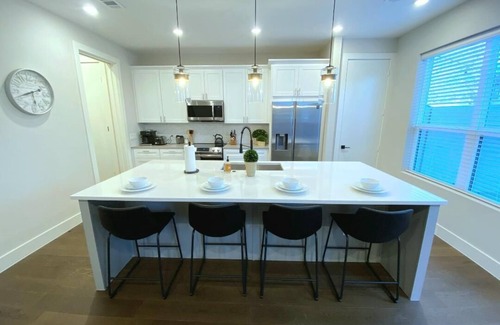 Richards - K F O House | New-build Lax 4 Bedrooms with En-suite Baths 1.5 Miles to Texas A&M