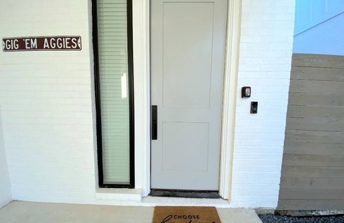 Richards - K F O House | New-build Lax 4 Bedrooms with En-suite Baths 1.5 Miles to Texas A&M