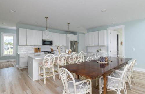 Beachwalk House | New Build, walking distance to pool and beach! Perfect location on Harbor Island!