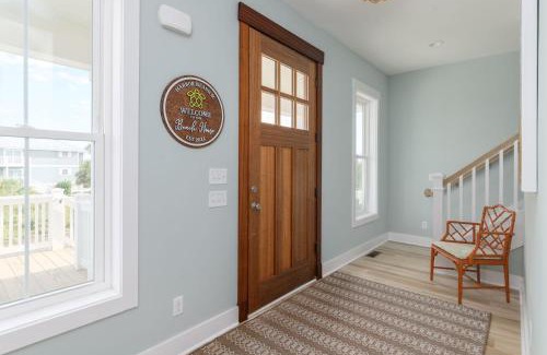 Beachwalk House | New Build, walking distance to pool and beach! Perfect location on Harbor Island!