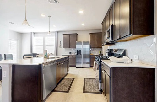 Travis County House | New Built Modern & Stylish Retreat Near Downtown