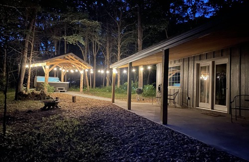 Anna Cabin | New cabin in the woods with private hot tub