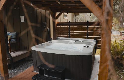 Paradise Estates House | New - Cabin Minutes to Mt Rainier - EV, HotTub, 2 Queen and Twin