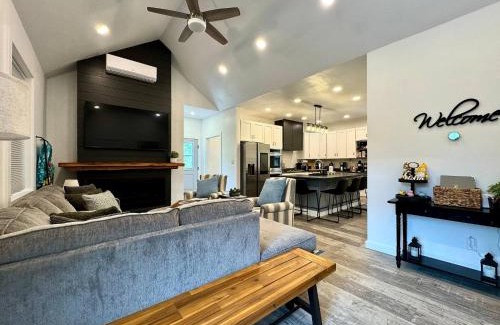 Somers Apartment | New Cabin w Private Hot Tub and Fire Pit