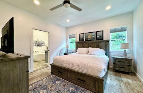 Somers Apartment | New Cabin w Private Hot Tub and Fire Pit