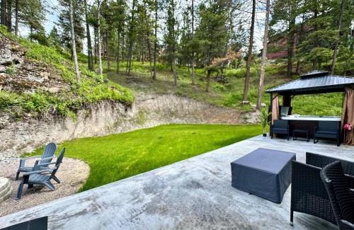 Somers Apartment | New Cabin w Private Hot Tub and Fire Pit