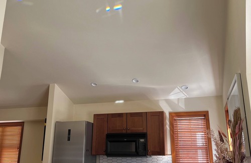 Kirkland Cottage | New carriage house, king bed, minutes to grocery, restaurants, Lake front.