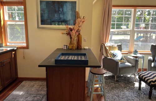 Kirkland Cottage | New carriage house, king bed, minutes to grocery, restaurants, Lake front.