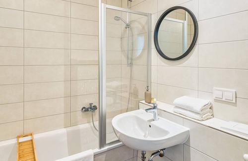 Friedrichstadt Apartment | NEW/Central/Balcony/WIFI/Parking/Netflix/Nespresso