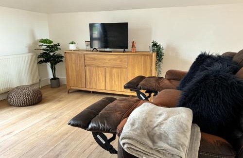 Maidstone Apartment | New! Central Penthouse, King Size Bed & Balconies