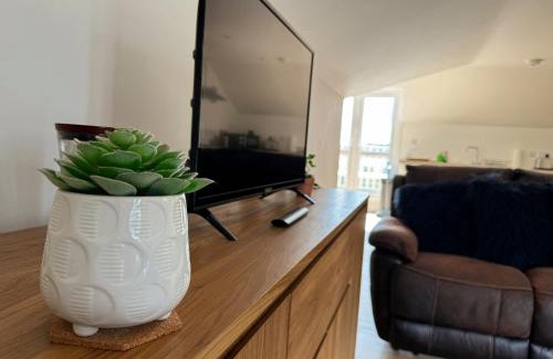 Maidstone Apartment | New! Central Penthouse, King Size Bed & Balconies