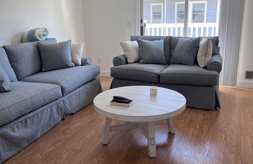 Normandy Beach House | New Charming 2-bdrm sleeps 8: beach badges, ctrl a/c, grill, 1 blk to beach