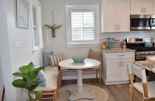Bayside Apartment | NEW Charming Walk to beach 2-bedroom Coastal Home