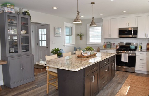 Bayside Apartment | NEW Charming Walk to beach 2-bedroom Coastal Home