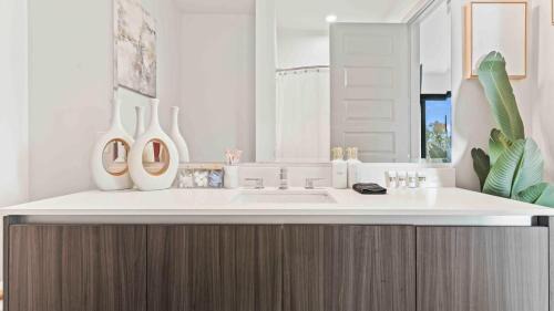 Home Park Apartment | NEW! ChateauOasis PenthouseViews KingBed FreePark