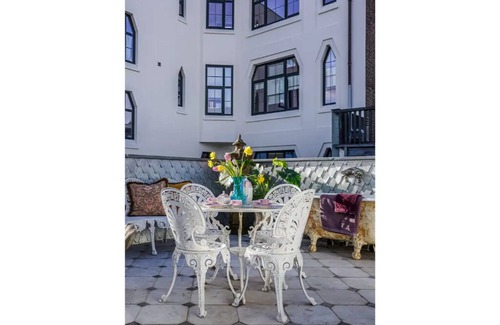 Old Town Apartment | NEW! Chique Salon de Franz - with large terrace