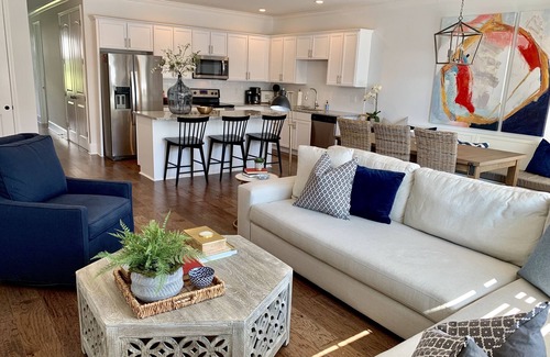 Oxford Condo | New, clean, and spacious 3 br/3 .5 ba Oxford condo!