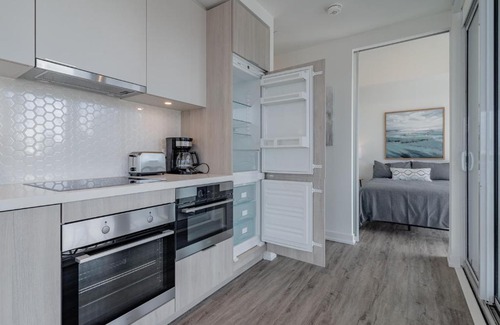 St. Lawrence Apartment | New Condo in Downtown Toronto with CN Tower View