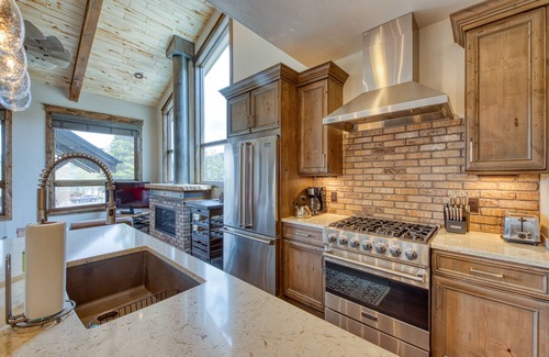 Frisco House | New condo with fireplace - walk to dining & shopping, bus to slopes