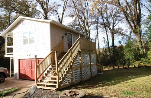 LaGrange Apartment | NEW CONSTRUCTION. Cozy 1-bedroom guesthouse with AC, WiFi in welcoming LaGrange.
