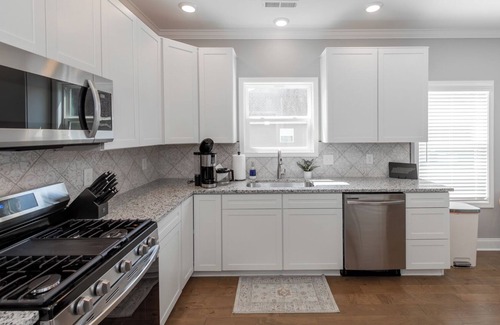 Karns House | New Construction with East Tn Decor, close to UT/Downtown/West Knoxville