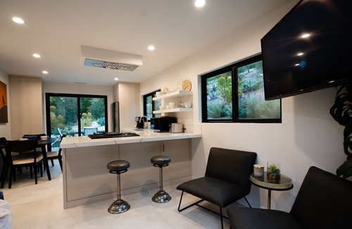 Thousand Oaks House | New Contemporary in a Parklike setting 2-bed 2-bath in amazing TO fast WiFi, AC