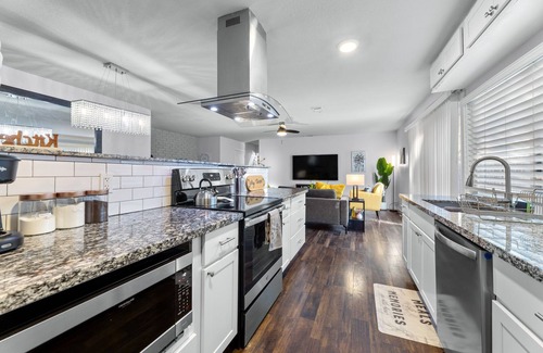 The Colony House | NEW - Cozy Bungalow Prime Location near Grandscape, Golf and Lake Lewisville