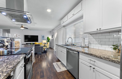 The Colony House | NEW - Cozy Bungalow Prime Location near Grandscape, Golf and Lake Lewisville