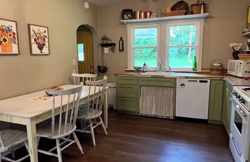 Nelsonville Cottage | New - Cozy Hocking Hills Cottage w Hot Tubnn