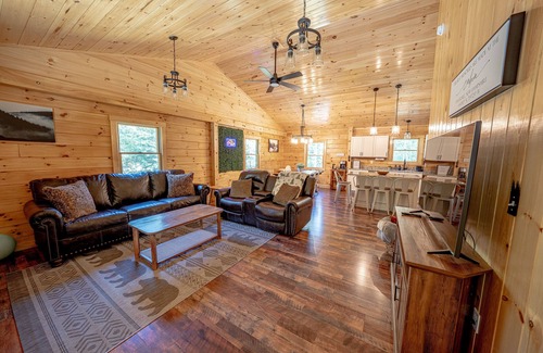 North Haverhill Cabin | New Cozy Log Cabin w/King bed in White Mountains
