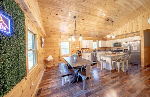 North Haverhill Cabin | New Cozy Log Cabin w/King bed in White Mountains